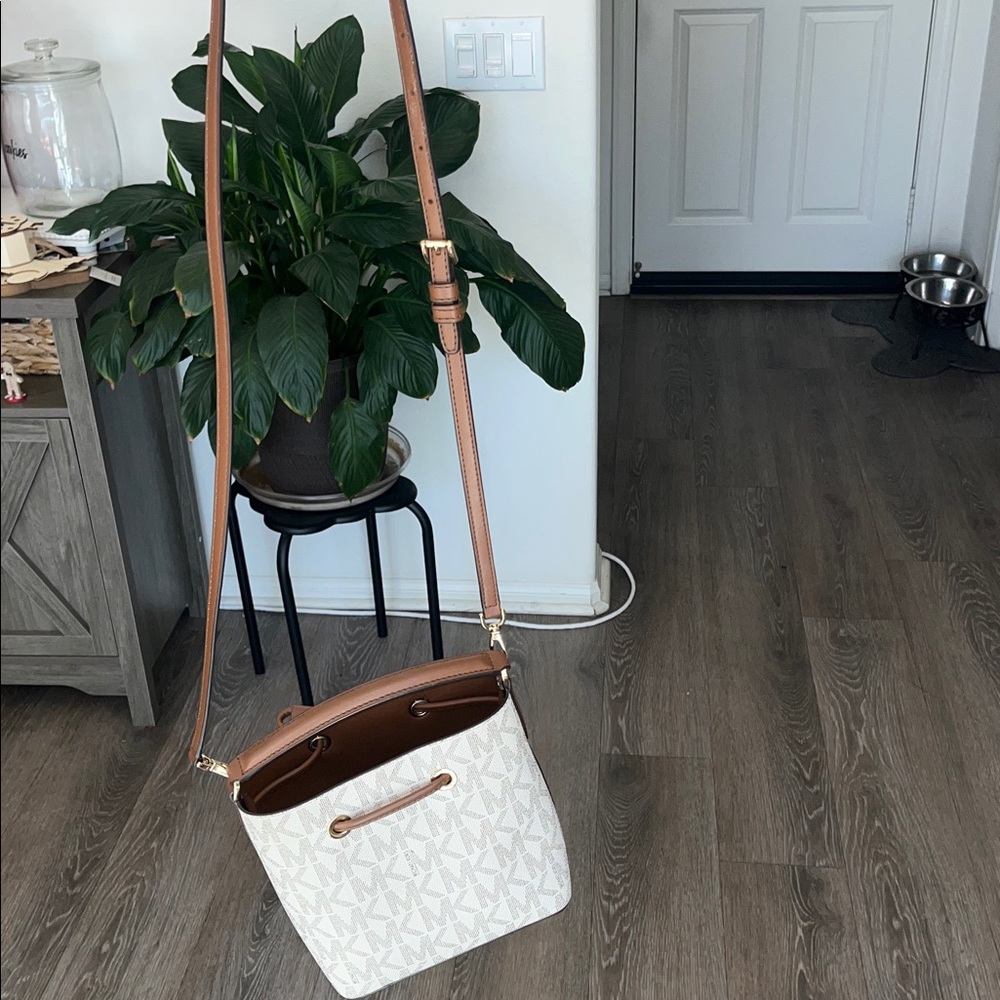 Michael Kors Purse White & Brown - Picture 14 of 17